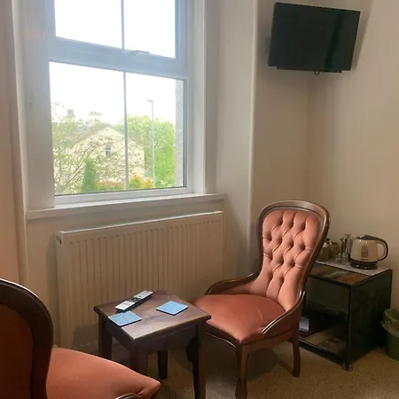 Claremont House 3* קזיק